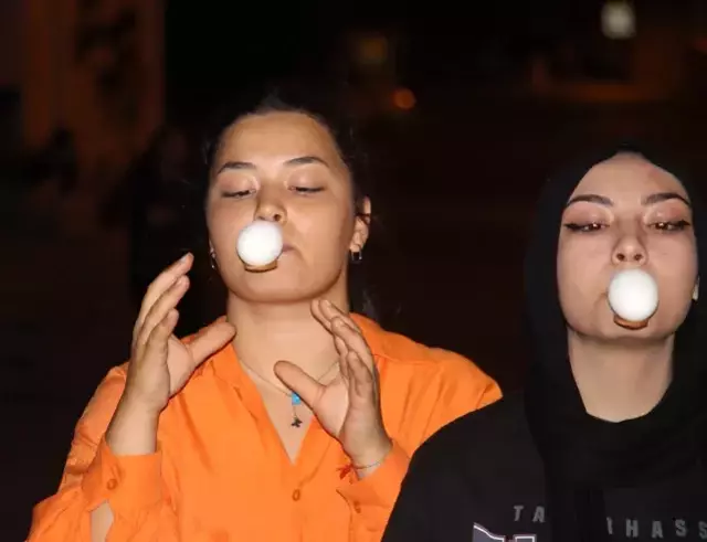 Yoğurt yeme yarışmasında altın kaybolunca tepsiler havada uçuştu