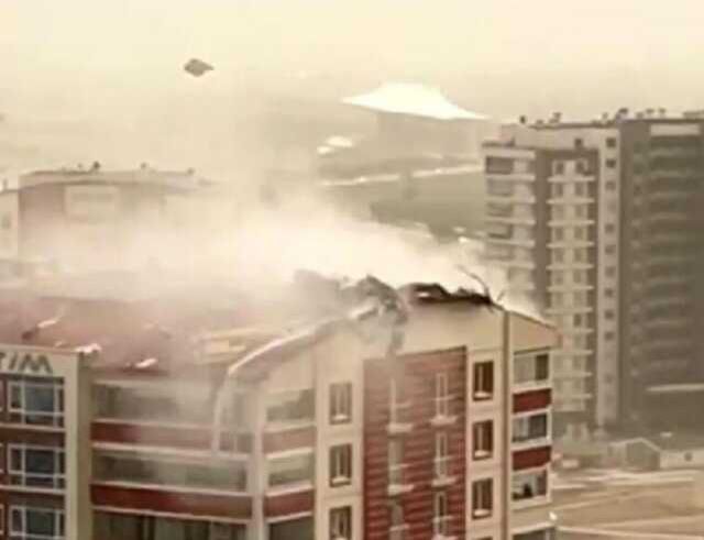 Gökyüzüne bakanlar gözlerine inanamadı! Başkentteki fırtınada koca koltuk kağıt gibi uçtu