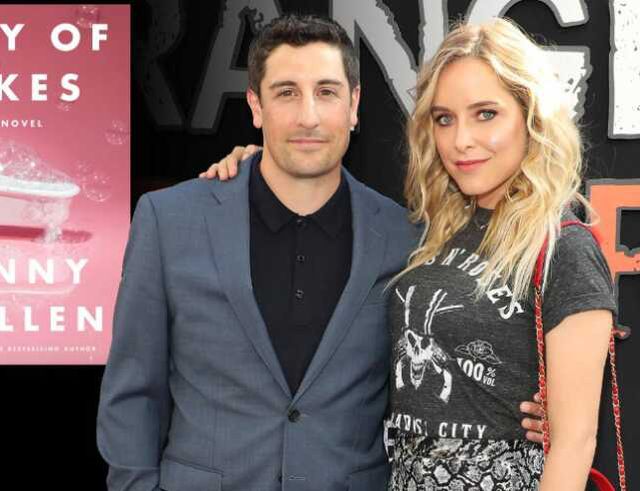 Amerikalı oyuncu Jenny Mollen çırılçıplak soyunup otostop çekti