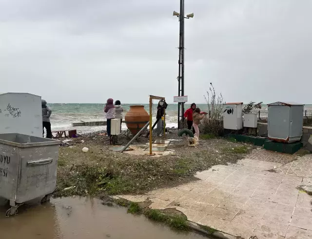 Ayvacık'ta kara ile deniz birleşti