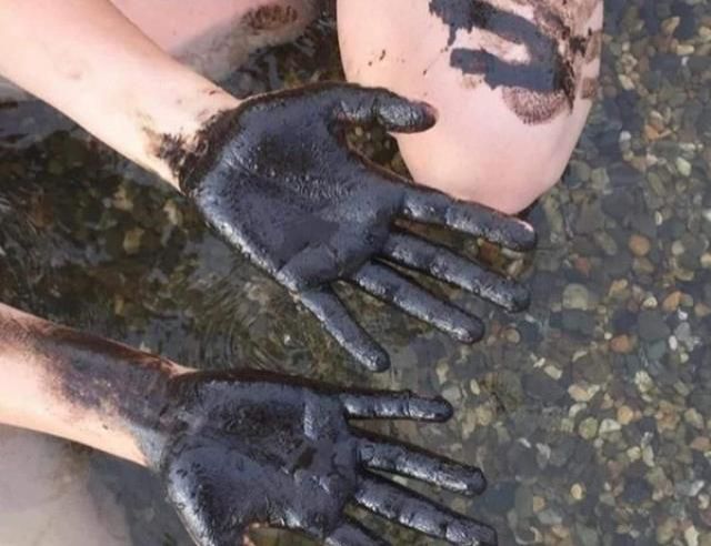 Antalya sahilleri zifte teslim! Denize giren vücudunda siyah lekelerle çıkıyor