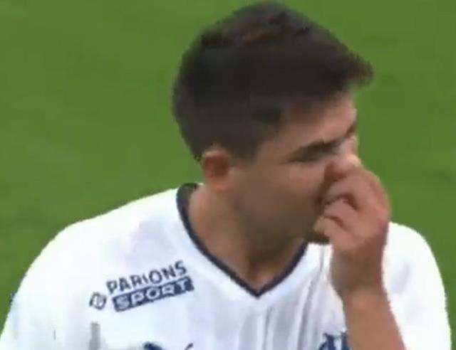 Cengiz Ünder kenara baktı ve hayatının şokunu yaşadı! Sinirden çıldırıp direkt soyunma odasına gitti