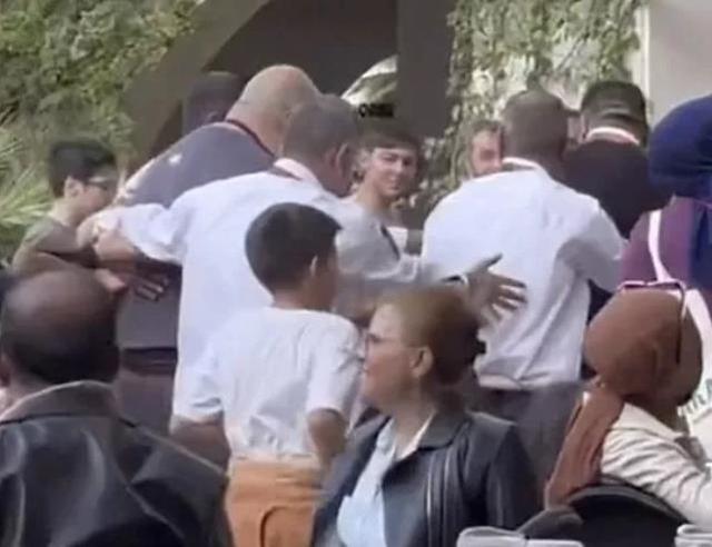 Perde kumaşından gömlek giyen Somer Sivrioğlu, alay konusu oldu