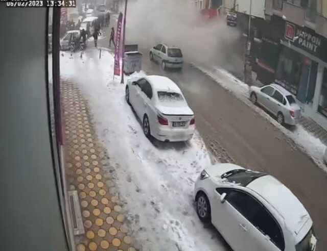 Malatya'da depremin yeni görüntüleri ortaya çıktı! Toz bulutunun içinde gözden kayboldular