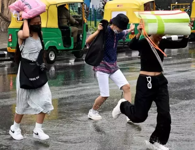 Hindistan'da Şiddetli Yağışlar Etkisini Sürdürüyor