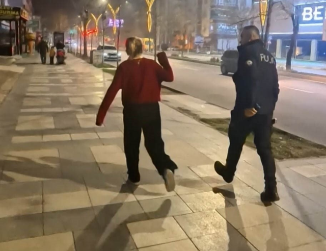 Kaldırıma yatıp çığlık attı, polisi görünce kaçmak istedi