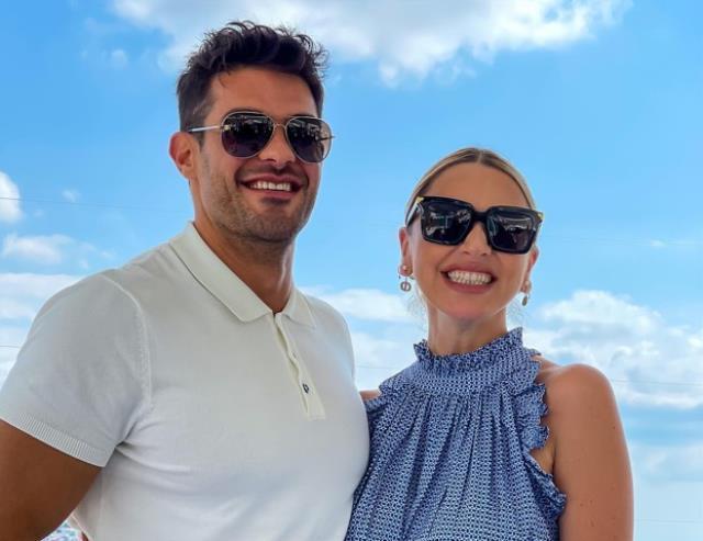 Mehmet Dinçerler ile sessiz sedasız nişanlanan Hadise, alyansıyla ilk pozunu verdi