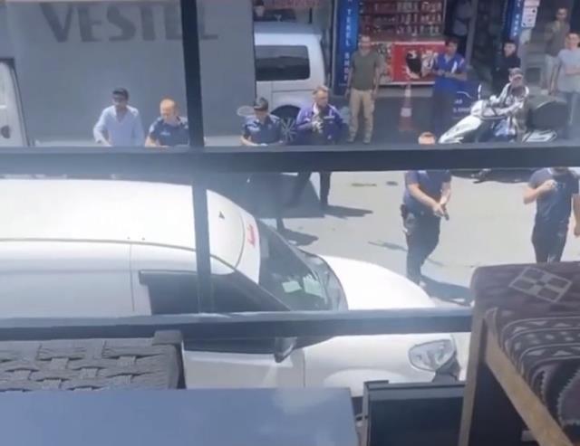 Oğluyla tartışan öfkeli baba etrafa saldırdı, polis silah çekip biber gazı sıktı