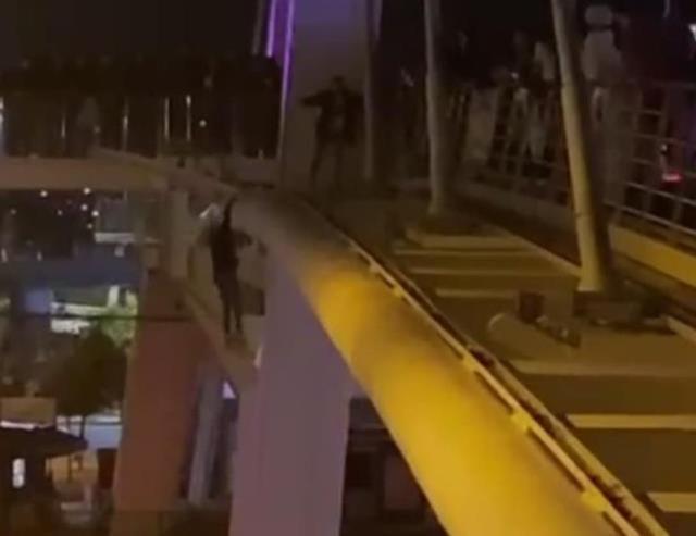 17 yaşındaki genç kız köprüden atladı, aşağıda bekleyen polisler tuttu