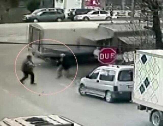 Köpeğe çarpmamak için manevra yaptı kamyonete çarptı