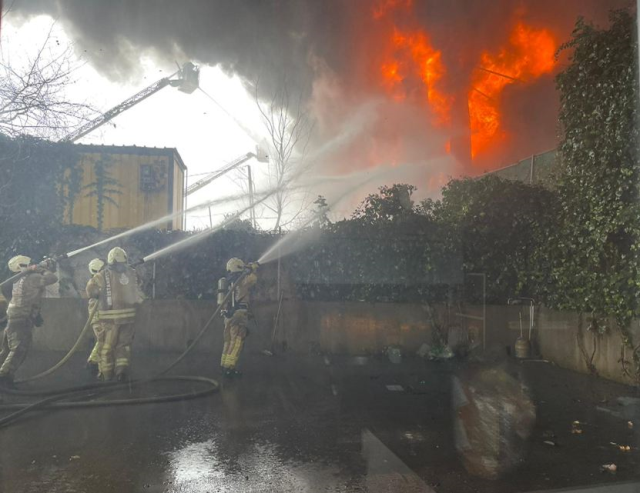 İstanbul Ataşehir'de büyük yangın: Ekipler canla başla mücadele ediyor