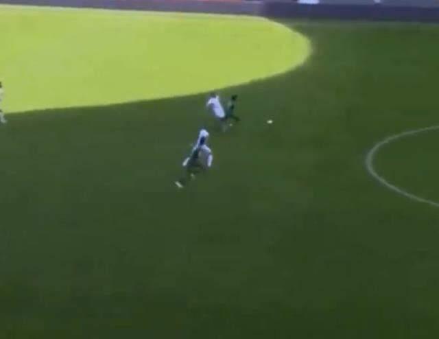 Bu karar çok tartışılacak! Tyler Boyd, derbinin ilk dakikalarında oyundan atıldı