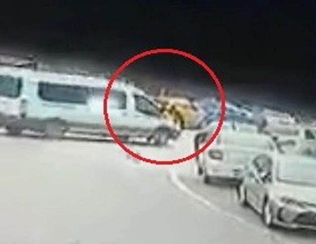 Son dakika haberleri... Eşini minibüsle ezerek öldüren koca adliyede (3)