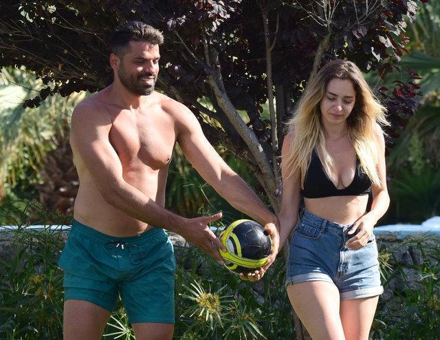 Gökhan Zan ve eşi Müge Uzun'dan sahilde dans gösterisi! Videoya yorum yağdı