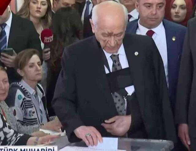 Oyunu Ankara'da kullanan Bahçeli'nin yüzündeki morluk ve şişlikler dikkat çekti