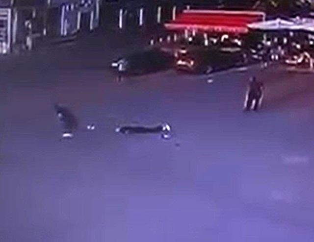 Eşini 12 yerinden bıçakladı yetmedi 2 kez ambulansın önünü kesti