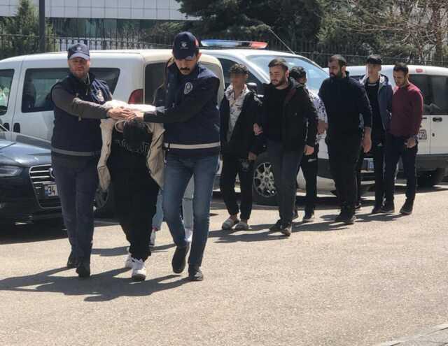 Tartıştıkları genci boğazından bıçaklayarak öldüren 4 zanlı saatler sonra yakalandı! Aralarında kadın da var