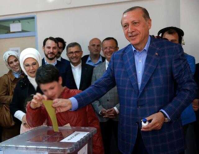 Herkes parti grubunda konuşan Bahçeli'nin ceketine odaklandı