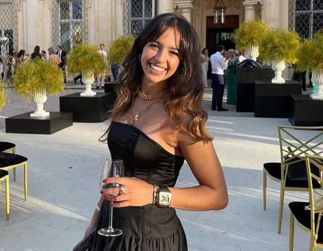 İngiltere'de bir kadın cinayet yerinden canlı yayın yapan kamera kadrajına girip dans edince büyük tepki topladı