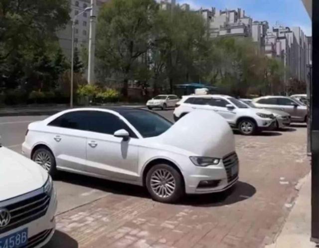 Aşırı sıcakların kavurduğu ülkede arabaların kaputları şişmeye başladı