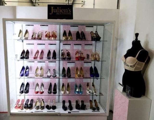 Şarkıcı Amy Winehouse'un eşyaları bağımlılık sorunları olan gençler için müzayedeye çıktı