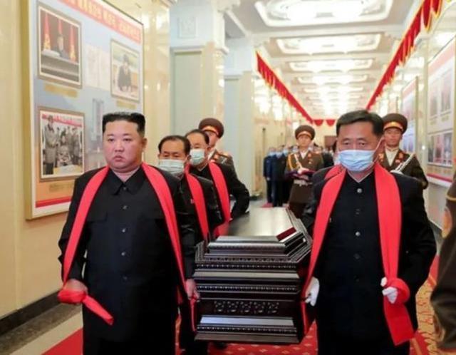 Kuzey Kore lideri Kim'i yıkan ölüm! Mezara elleriyle toprak atıp duygusal anlar yaşadı