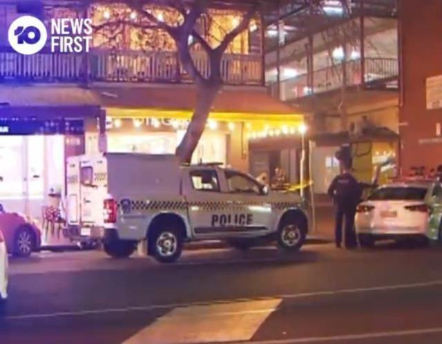 Bir adamın bıçaklandığına şahit olan oyuncu Dev Patel, korkuyla polise koştu