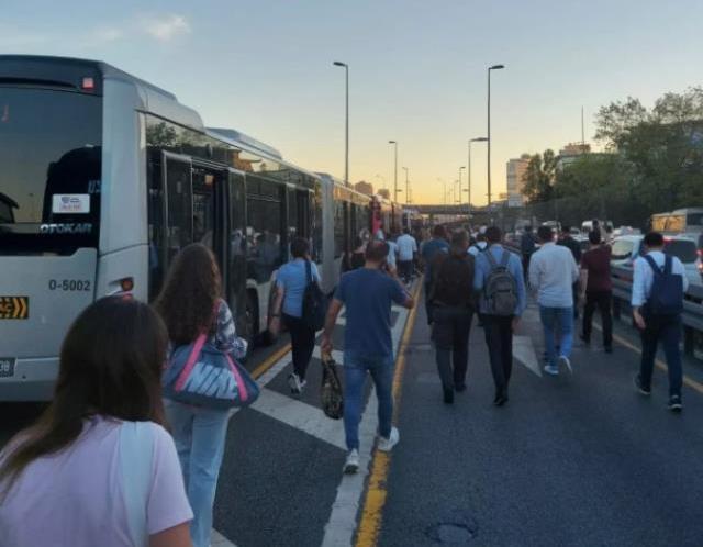 Son dakika haberleri! Metrobüs kazası nedeniyle yolcular yürüyerek durağa ulaştı