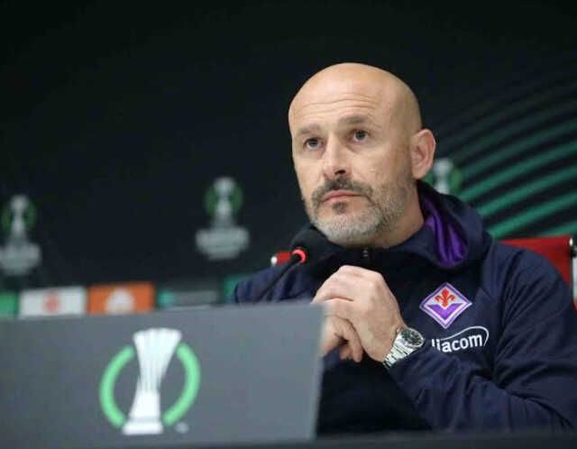 Büyük rezalet! Sahaya atlayan Sivasspor taraftarı, Fiorentinalı futbolcuya yumruk attı