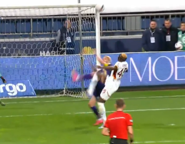 Osimhen'in Caner Erkin'i hareketsiz bıraktığı an