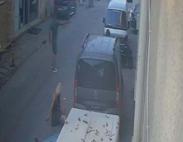 Ayrı yaşadığı eşine kurşun yağdırıp mezarlıkta intihar etti