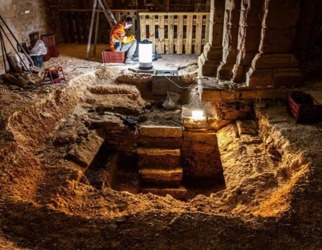 Fransa'da 400 Yıllık Mezar Keşfedildi