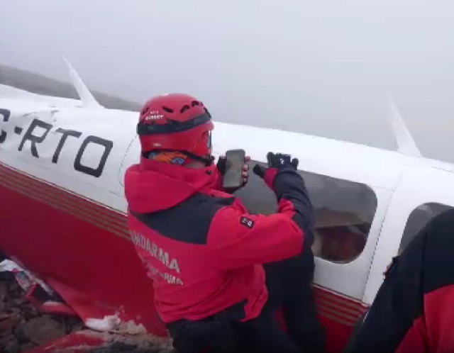 Düşen uçağın enkazına ulaşıldı: Pilot öldü, kadın yolcu kurtarıldı