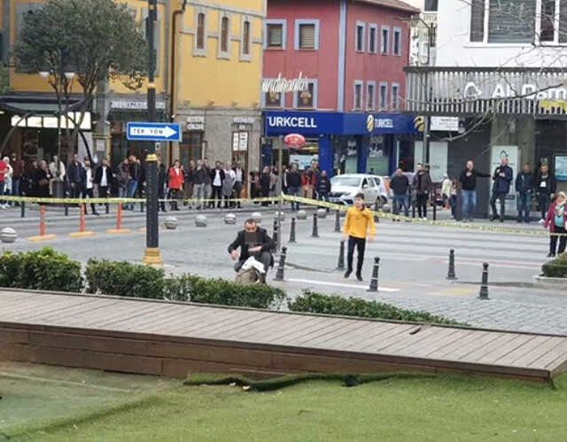 Polisin aldığı tüm tedbirleri hiçe saydı, şüpheli çantayı gidip eliyle açtı