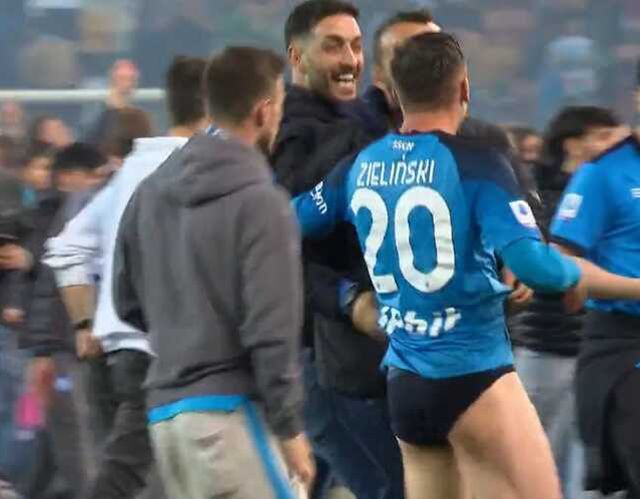 Tarihi şampiyonluğa damga vuran an! Napoli'nin yıldızı Zielinski sahada ne yapacağını şaşırdı