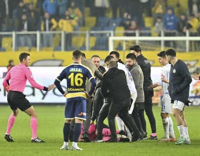 PFDK, Hakem Halil Umut Meler'e yumruk atan Faruk Koca'y,a futboldan ömür boyu men cezası verdi