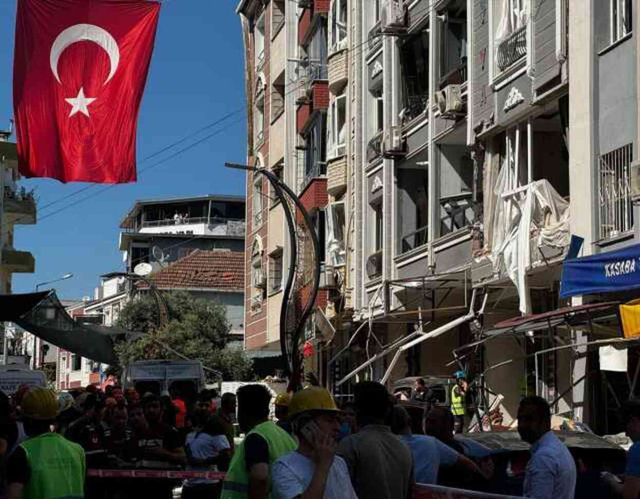 İzmir'deki doğal gaz patlamasından ilk görüntüler! Ortalık resmen savaş alanına döndü