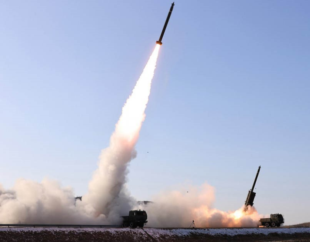 Kuzey Kore büyük kalibreli çoklu roketatar sistemini test etti