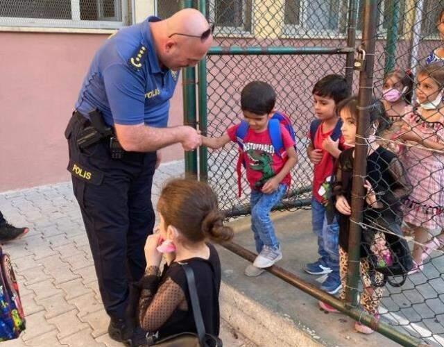 Siirt Emniyet Müdürü Yılmaz, ziyaret ettiği okulda öğrencilerin elini öptü