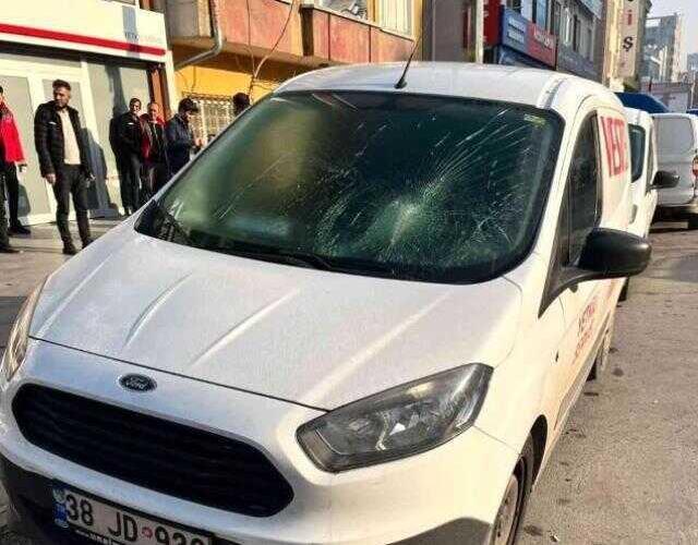 Kimse ne yaptığına anlam veremedi, taşla arabaların camını kırdı
