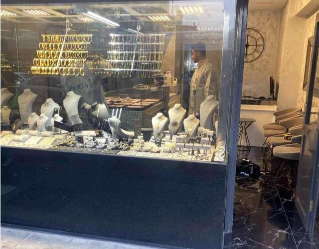 Fatih'te koltuk değnekli şüphelinin meyve bıçağıyla soygun girişimi kamerada