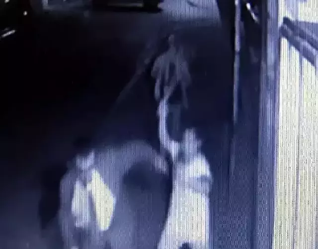 Avcılar'da gece saatlerinde ilginç olay! Kız çocuğu, elindeki sopayla takım elbiseli adamı kovaladı