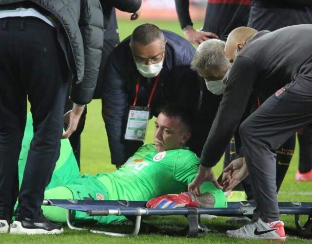 Son Dakika: Galatasaray'da Muslera depremi! Sahayı sedye üzerinde terk etti