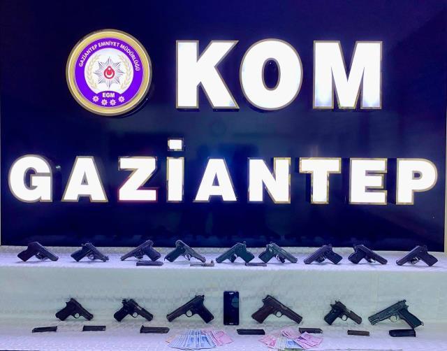 Ekiplerin aradığı otomobilden 14 tabanca çıktı