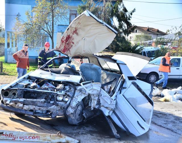 İki araç kafa kafaya çarpışıp parçalara ayrıldı: 2 ölü, 2 yaralı