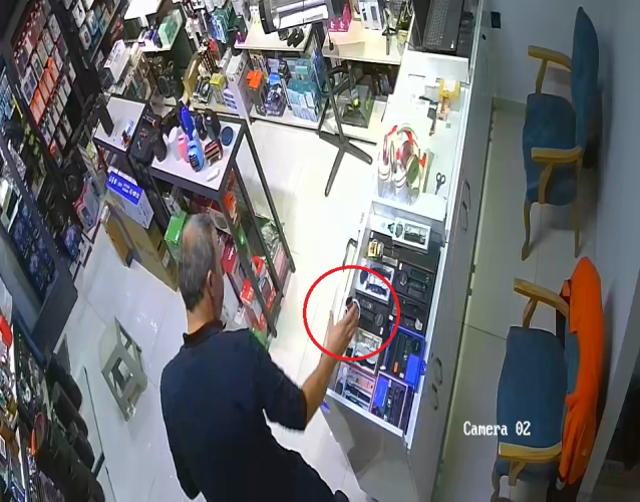 Depremden kaçarken çayını da yanına aldı