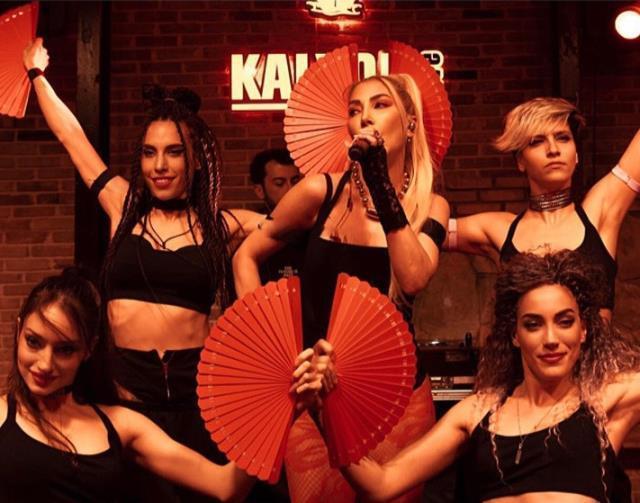 49 yaşındaki Hande Yener, sandalye üzerinde dans etti