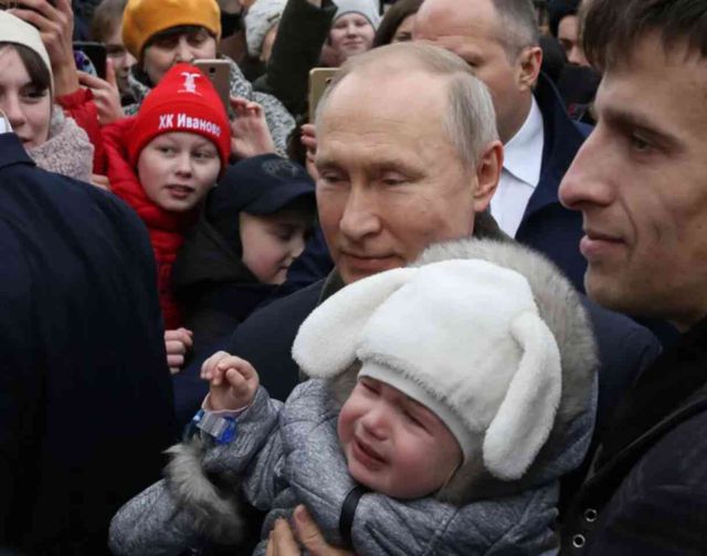 Putin, Ruslardan doğum oranının artması için iş yerinde mola saatlerinde cinsel ilişkiye girmelerini istedi