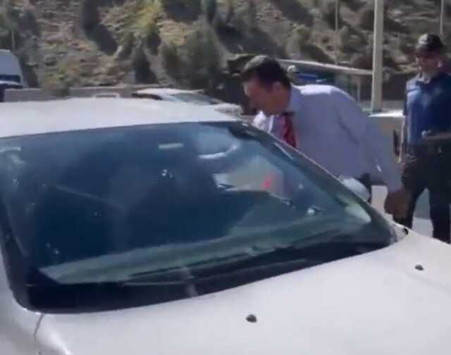 Mustafa Sarıgül, bayram için Erzincan'a gelenleri şehrin girişinde karşıladı