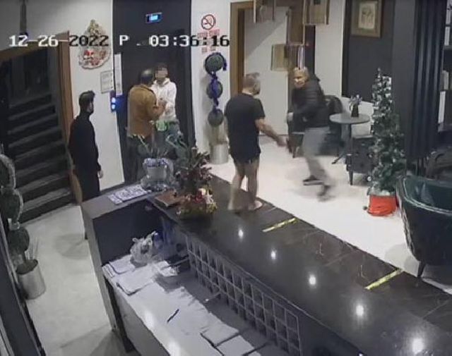Otelinde kavga çıkınca yarı çıplak odasından koştu, çift tabancayla kurşun yağdırdı! Anbean kamerada